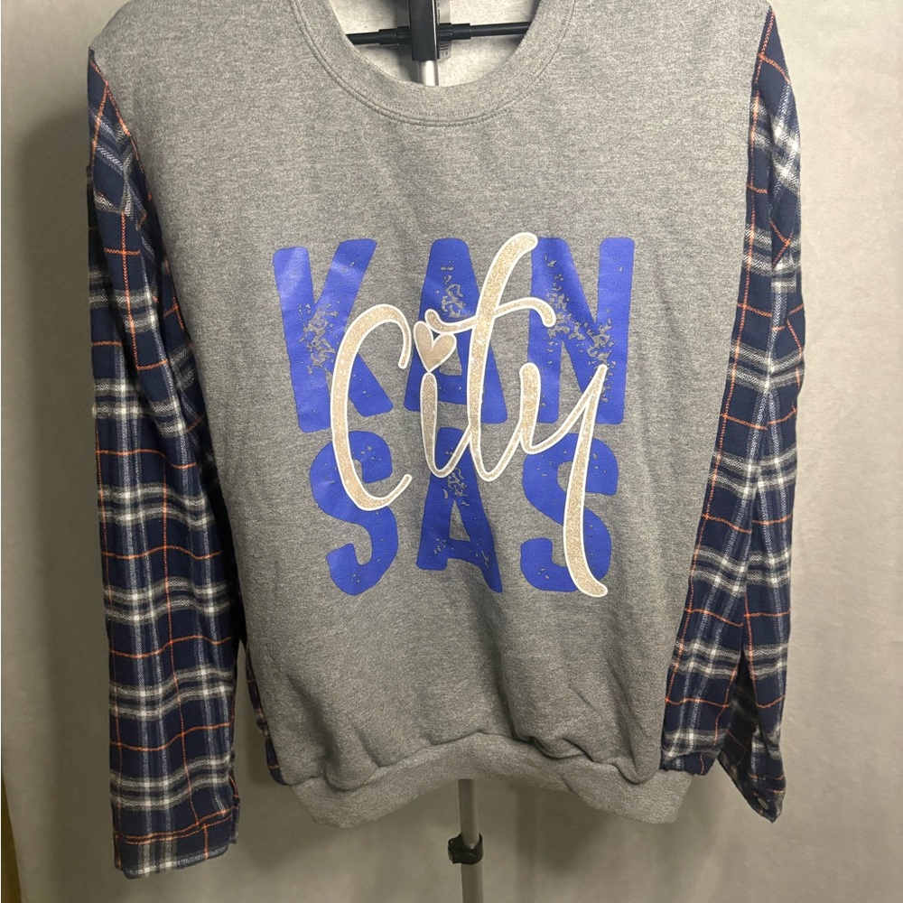 Gray 'Kansas City' Graphic Crewneck Sweater with Navy Plaid Sleeves